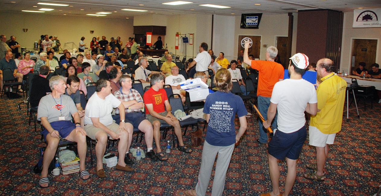 DSC_7887a.jpg - Auction in full swing.