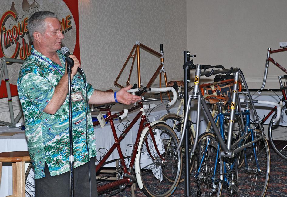 DSC_7937a.jpg - Brian discusses finer points of a Confente frame.