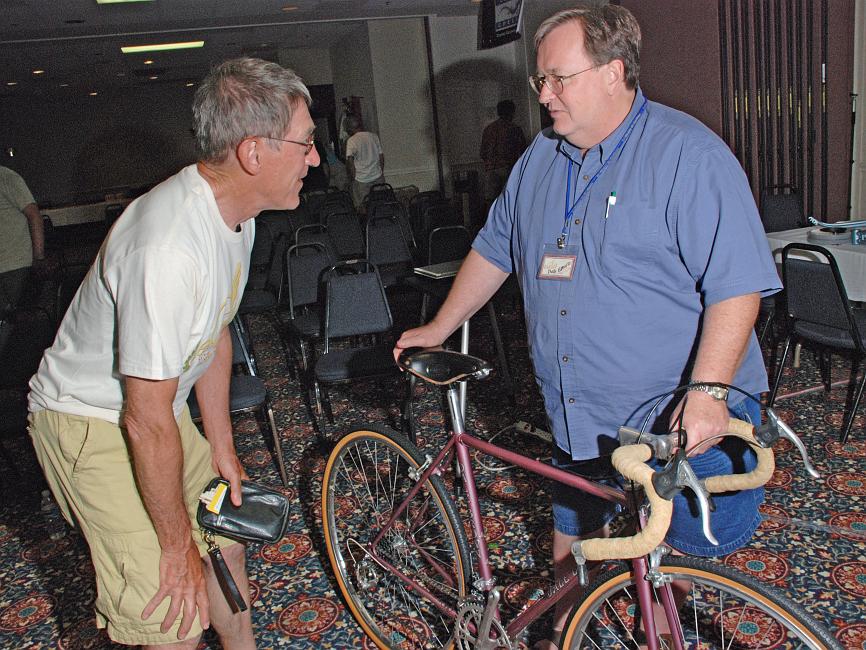 DSC_7956a.jpg - Tom Roberson, Dale Brown and bike.