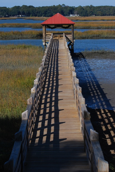 DSC_4555a.jpg - This is the fishing dock at the rear of the Disney Resort.  I never saw any fishing here tho... it is mostly used by teenagers who think they are too old for the resort and are desperate to escape from their parents.