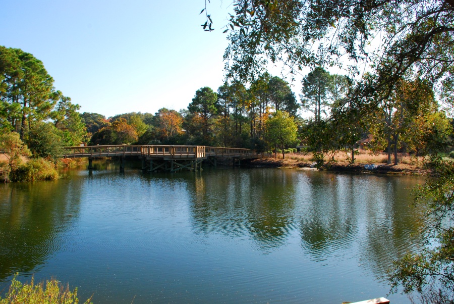 DSC_4834a.jpg - On Friday, Beth wanted to visit one more store before we hit the road so Sieren and I went to the War Memorial park that was behind the mall.  This is a beautiful park that has a small pond and a nice view of the salt marsh.  We didn't get to spend much time there, but maybe we will go back one day.