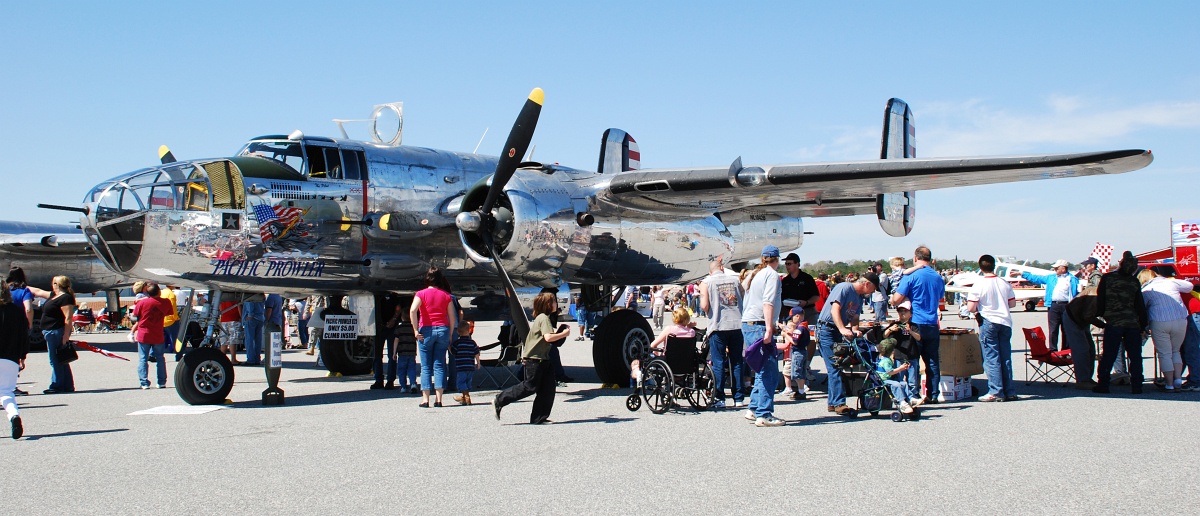 DSC_6430a.jpg - My vote for Best In Show was this incredibly clean North American B-25J Mitchell medium bomber. You could use just about any wing or fuselage panel for a shaving mirror.