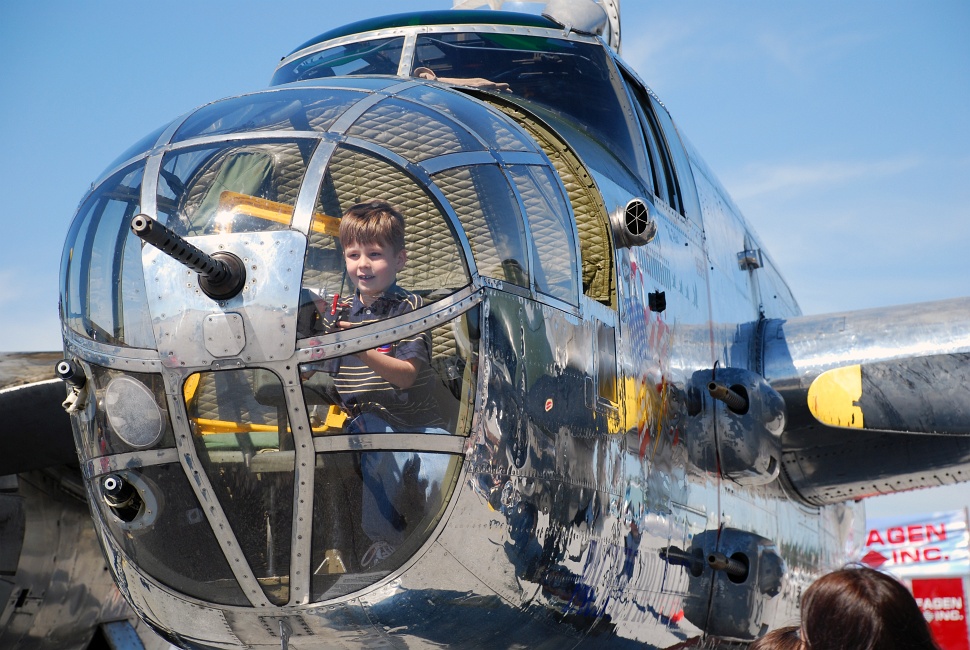 DSC_6432a.jpg - Five bucks would get you inside the plane.  It's amazing how large these birds look from the outside and how cramped they are inside.