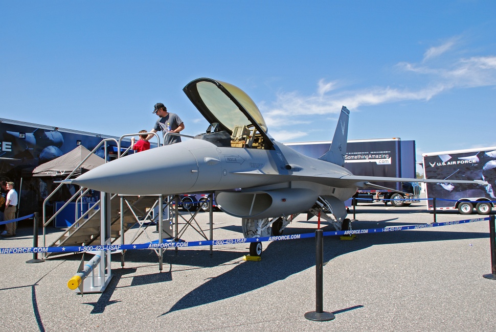 DSC_6442a.jpg - The Air Force brought this sleek F-16 Fighting Falcon.