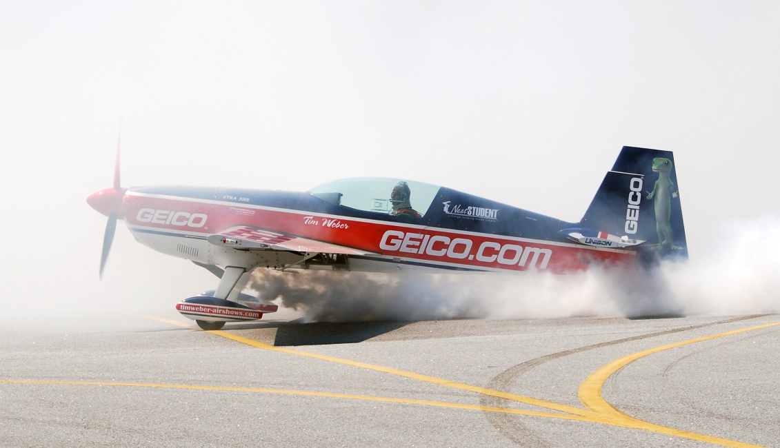 DSC_6471a.jpg - After landing, Tim did a few spins on the runway, enveloping himself in a cloud of smoke.