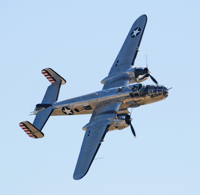 DSC_6604a.jpg - It's great the way these pilots flew low banking passes in front of the crow so that the spectators could see all sides of the aircraft.
