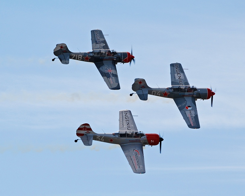 DSC_6763a.jpg - Team Aerostar performs some incredible stunts, but almost as amazing is how quickly they form up after a maneuver.