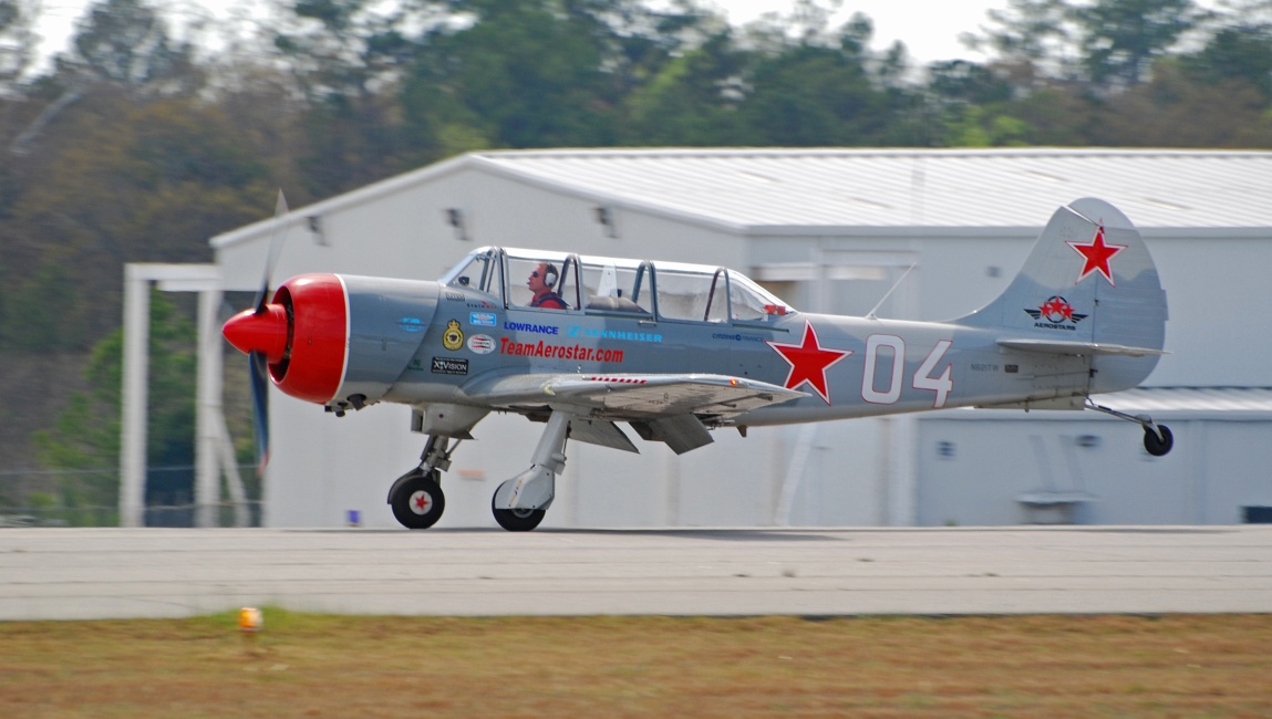 DSC_6769a.jpg - Harvey Meek lands his plane after an awesome performance.
