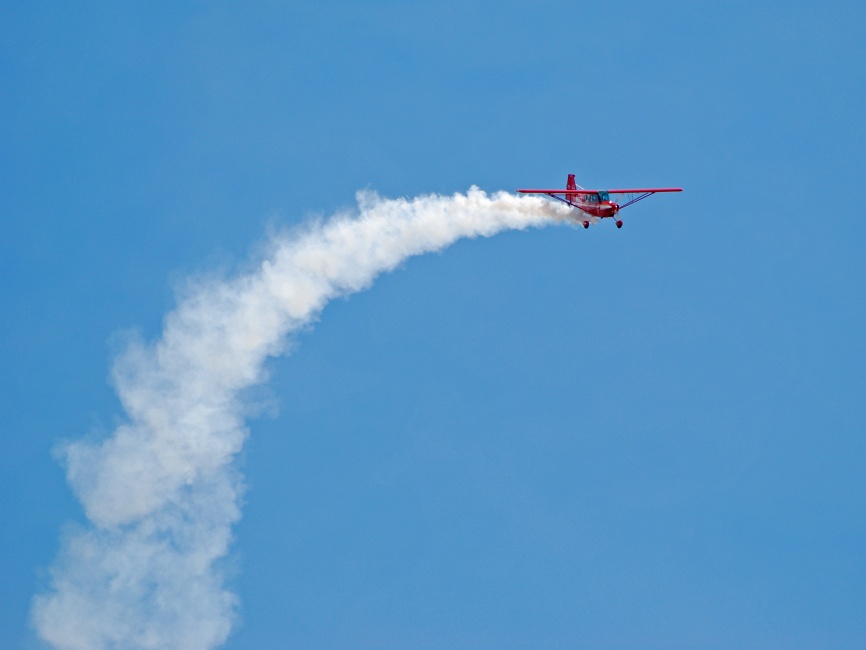 DSC_6782b.jpg - Well-known airshow veteran Greg Koontz performs in his Super Decathalon.