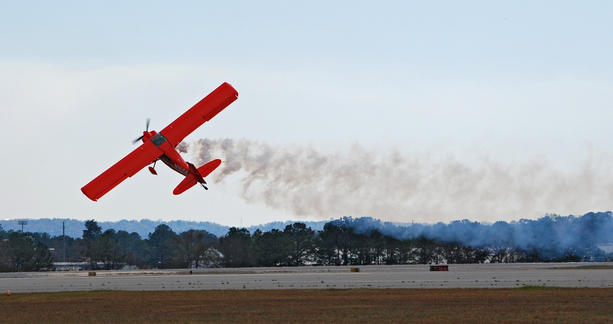 DSC_6789a.jpg - Side-slipping down the runway.