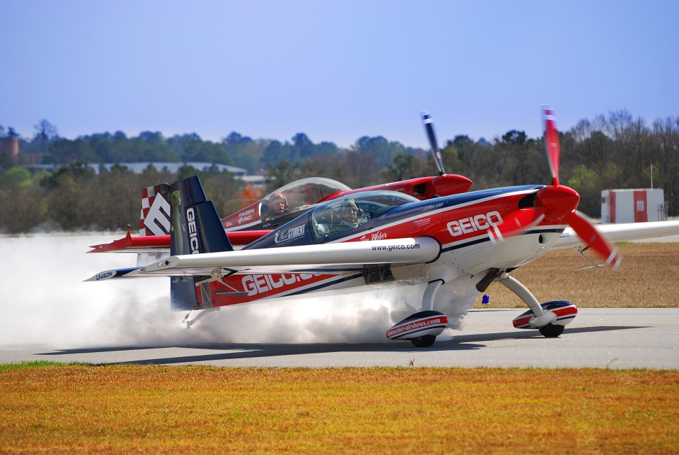 DSC_6804b.jpg - Landing side by side.