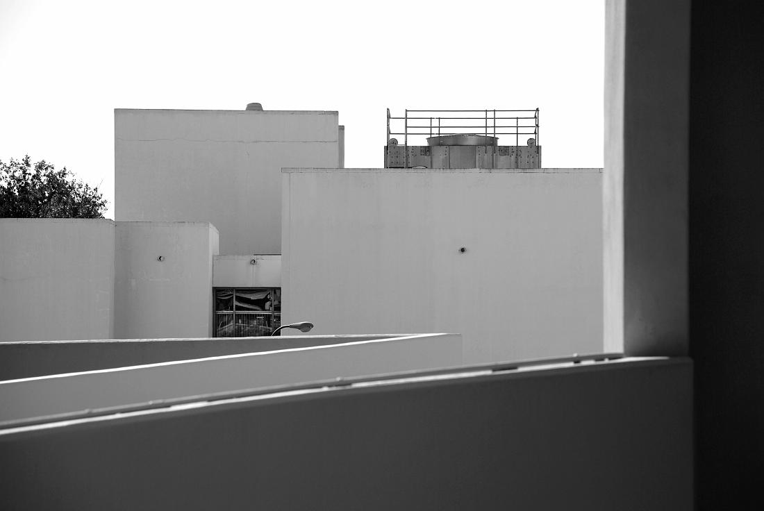 DSC_9497a.jpg - We spent about ten days at Emory University Hospital in Atlanta for Sieren's surgery. This nice composition was right outside the parking garage.  Most of the interest came from tone and shape... what little color the scene had was distracting so I converted it to black and white.