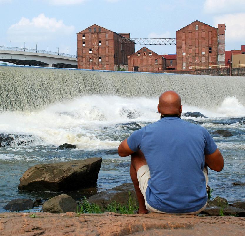 BH09_06_1397b.jpg - Keith sitting on the rocks.  You could come back here in a few hours and this area might be under water.